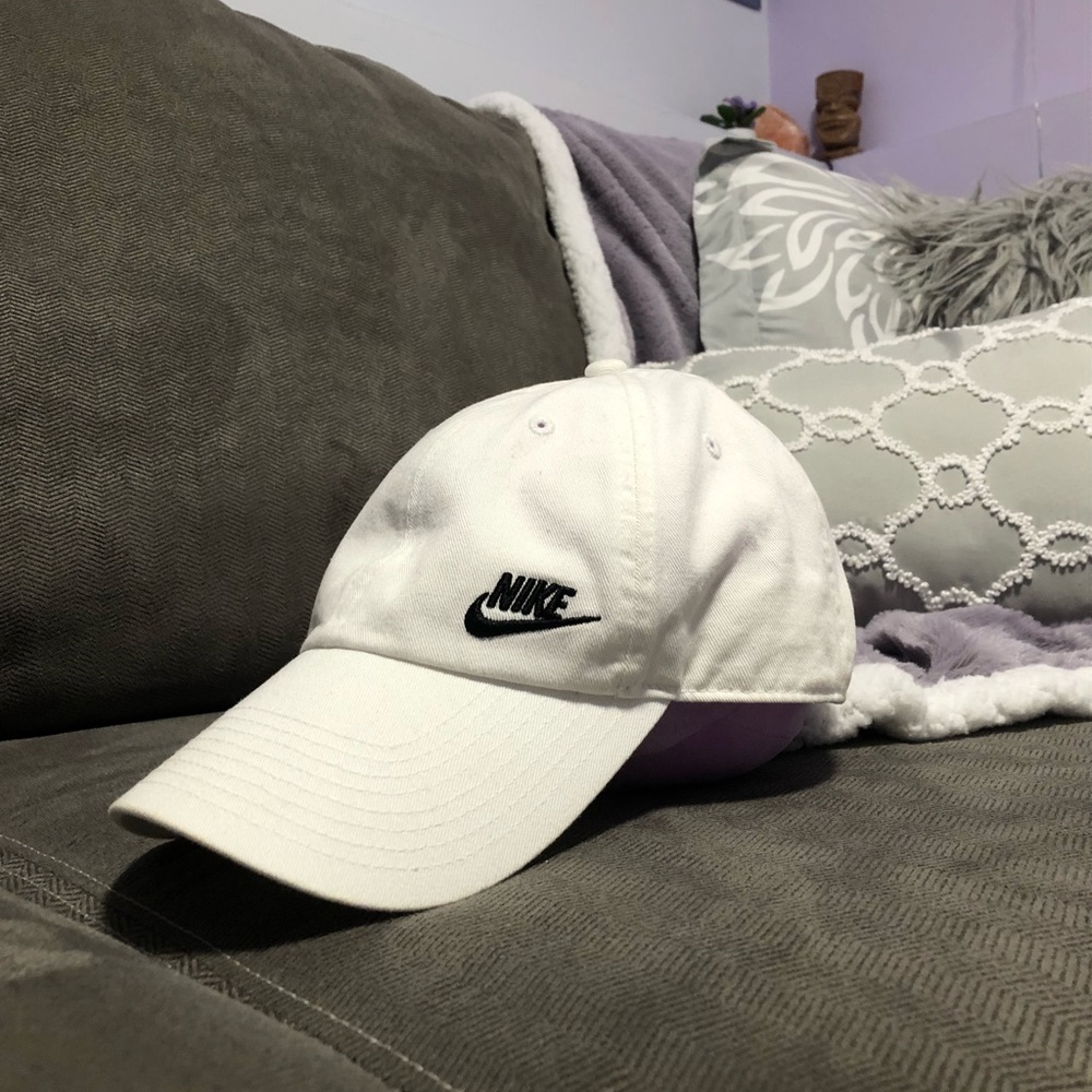 Nike white adjustable baseball cap OS lightly worn